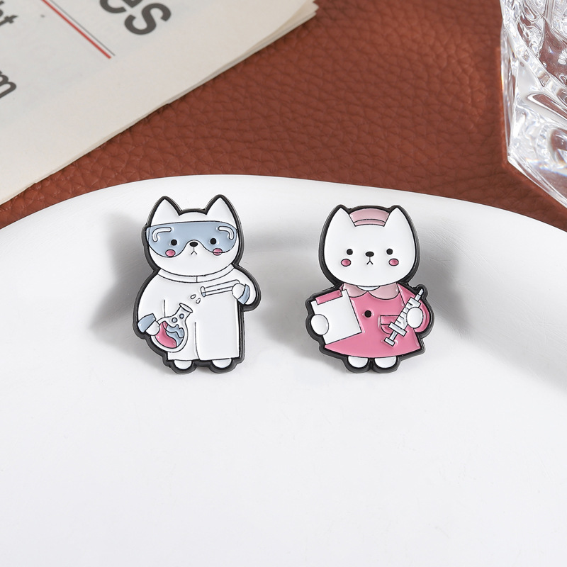 Broche en émail chat médical d - Medical Lab Supplies avis et prix